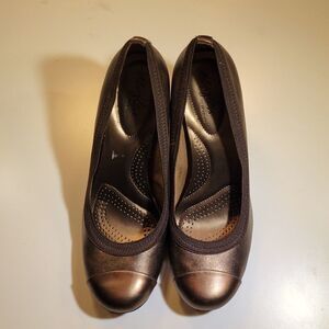 DEXFLEX BY DEXFLEX COMFORT ROUND TOE SLIP-ON HIGH HEEL PUMP SHOES